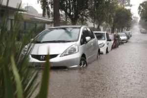 Porto Seguro cobre higienização de carro que tenha sido invadido pela água