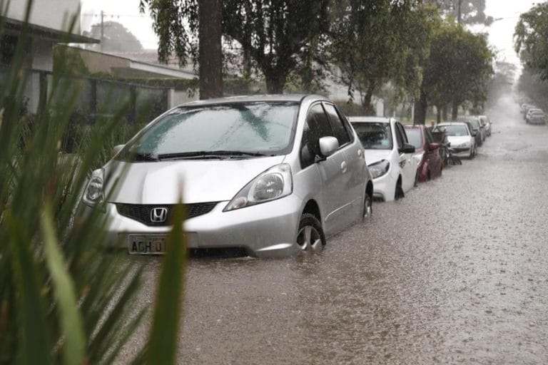Porto Seguro cobre higienização de carro que tenha sido invadido pela água