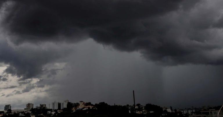 Quem paga a conta dos estragos causados pelas chuvas?