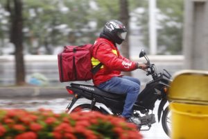 Avança projeto que garante seguro a entregadores de comida por aplicativo