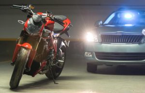 Companhia de assistência e loja de varejo oferecem serviços para Auto e Moto