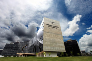 Juíza considera venda de seguros parte da atividade bancária
