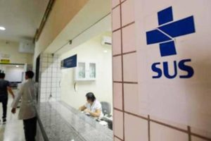 Queda no número de beneficiários sobrecarrega o SUS
