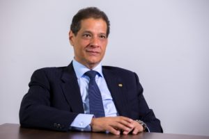 Faltam produtos no mercado para atender população de baixa renda, diz Armando Vergilio