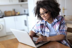 Conhecer Seguros anuncia Black Friday com descontos de até 70% em cursos online