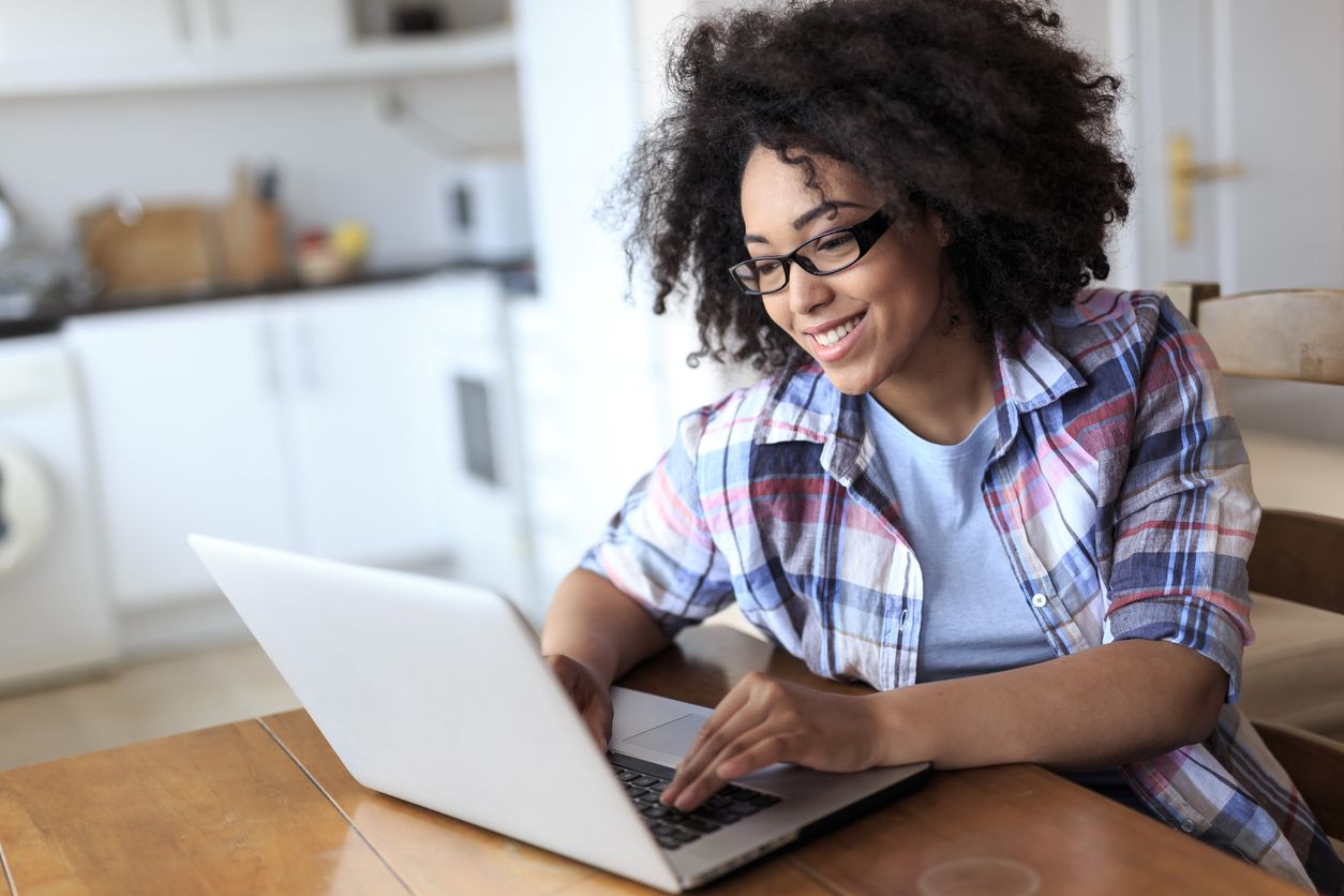Conhecer Seguros anuncia Black Friday com descontos de até 70% em cursos online