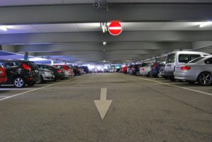Projeto obriga estacionamentos comerciais a terem seguro