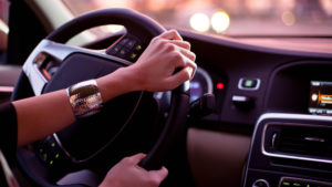 Seguro auto: Fiat Mobi mais barato para o público masculino, e Renaul Kwid tem menor preço para o perfil feminino