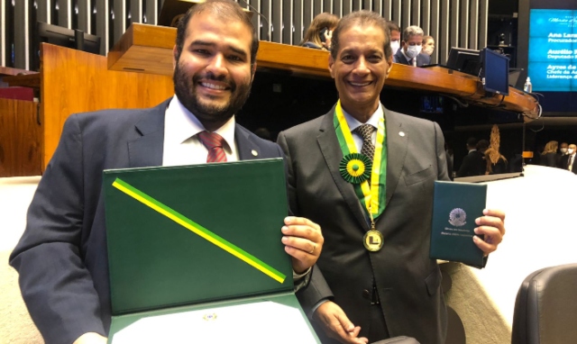 Fenacor recebe mais importante honraria da Câmara