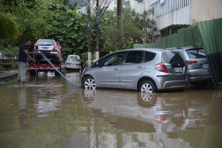 Chuvas de verão aumentam o acionamento do seguro auto; entenda como funciona