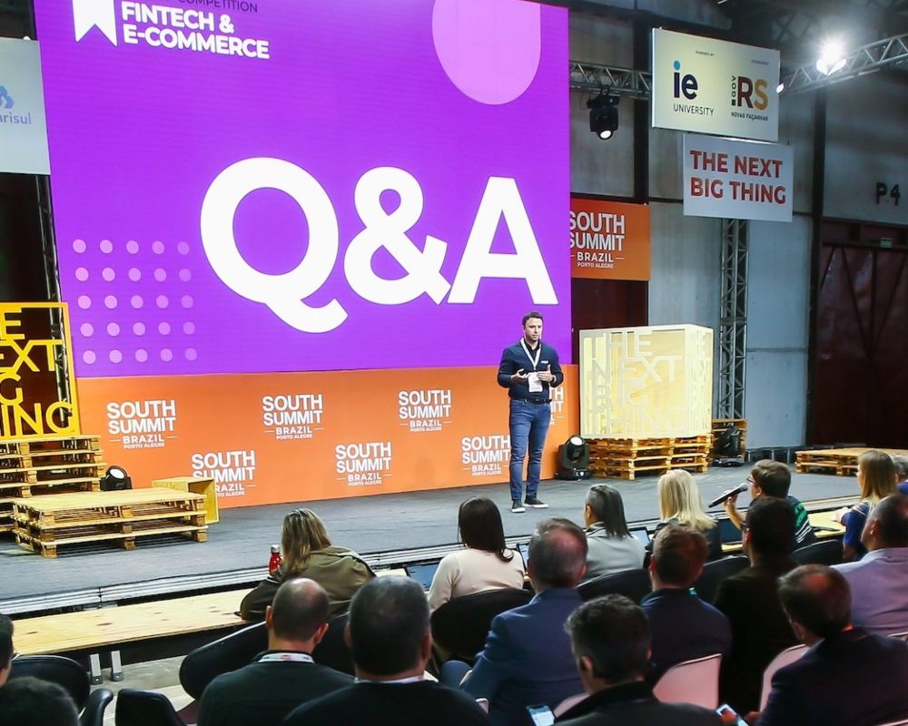 Executivos de seguradoras visitam estande da Delta Global no South Summit Brasil