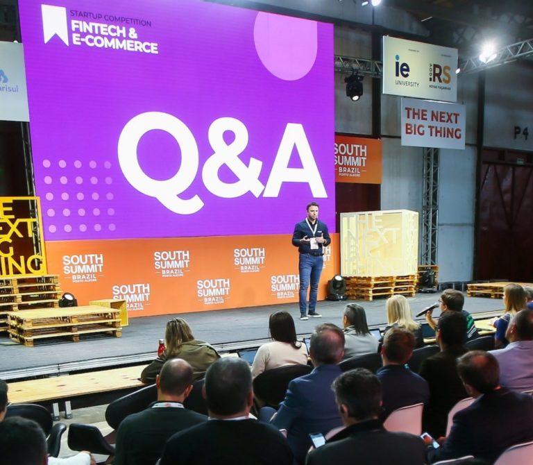 Executivos de seguradoras visitam estande da Delta Global no South Summit Brasil