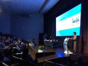 Regina Lacerda discursa sobre o livro 'Mulheres no Seguro' em Congresso no Sul do país