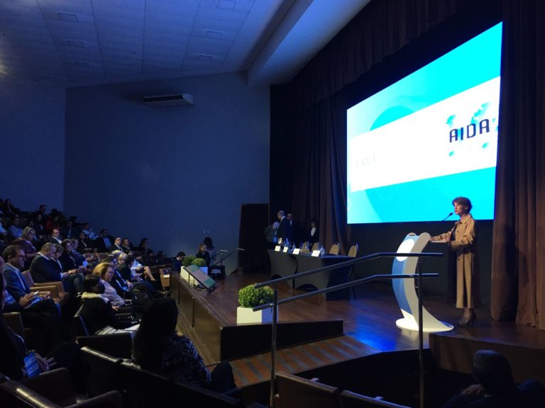 Regina Lacerda discursa sobre o livro 'Mulheres no Seguro' em Congresso no Sul do país