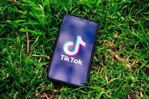 Too Seguros entra no ritmo do TikTok para educar sobre seguros