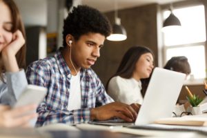Programa de estágio da Icatu abre inscrições para estudantes universitários