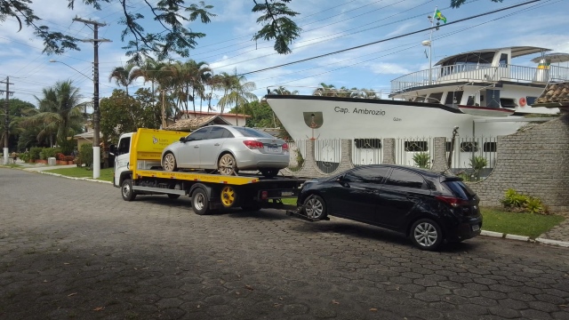 Seguradoras somam quase 3 mil atendimentos a veículos interditados pelas chuvas no litoral norte de SP