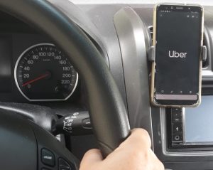 Motoristas da Uber vão contratar seguro direto pelo aplicativo