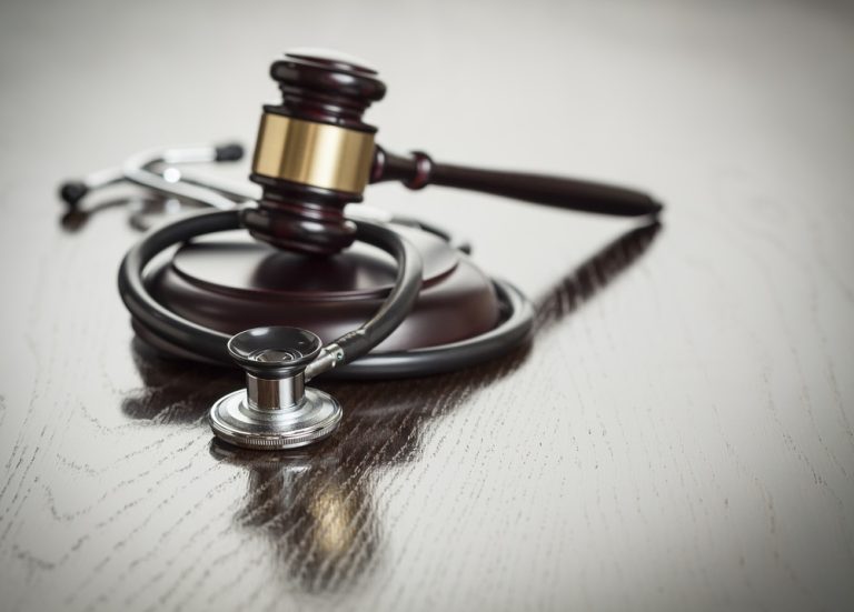 Judicialização da saúde: número de processos é maior que o de médicos no Brasil