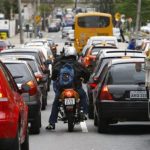 Valor do seguro dos carros mais vendidos no Brasil fecha trimestre com queda de 46% para homens e aumento de 25% para mulheres