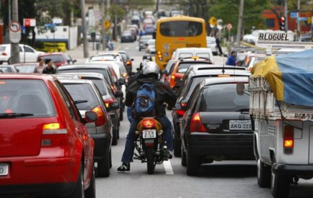 Valor do seguro dos carros mais vendidos no Brasil fecha trimestre com queda de 46% para homens e aumento de 25% para mulheres