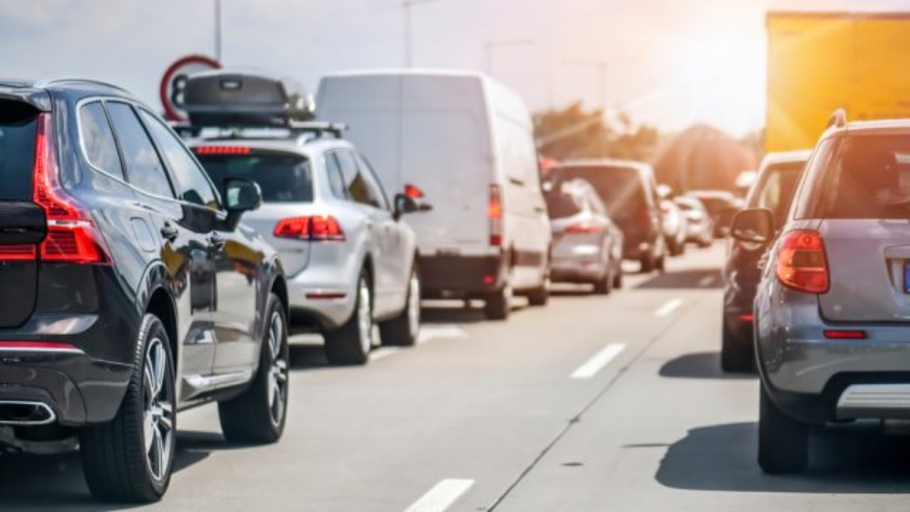 Valor do seguro auto cai para homens e aumenta para mulheres em maio