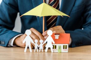 Procura por seguros massificados cresce na população de classes C e D