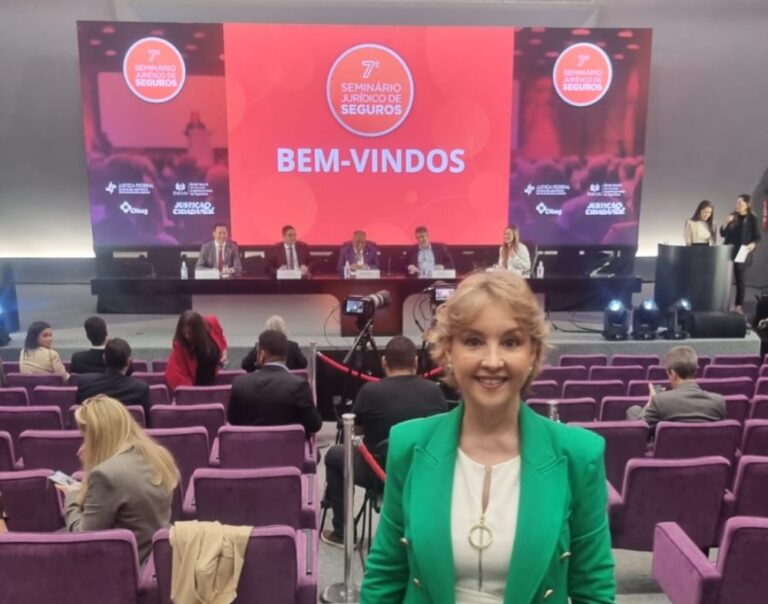 Regina Lacerda marca presença no 7º Seminário Jurídico de Seguros