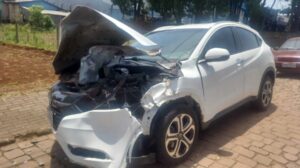 Carro estacionado atingido por roda de trator; veja o que diz o Seguro Automotivo