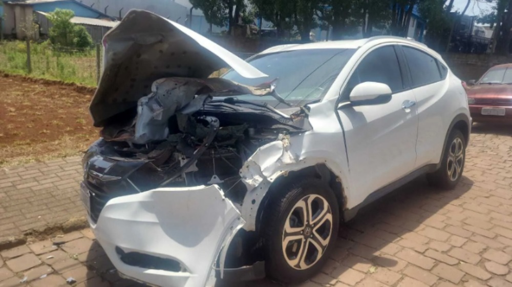 Carro estacionado atingido por roda de trator; veja o que diz o Seguro Automotivo