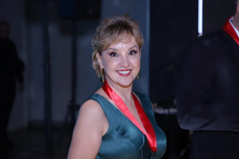 Regina Lacerda recebe Medalha do Mérito Segurador 2024