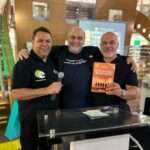 Noite de autógrafos do livro Profissional de Seguros reúne mais de 100 pessoas em São Paulo