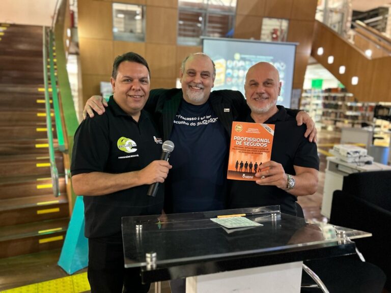 Noite de autógrafos do livro Profissional de Seguros reúne mais de 100 pessoas em São Paulo