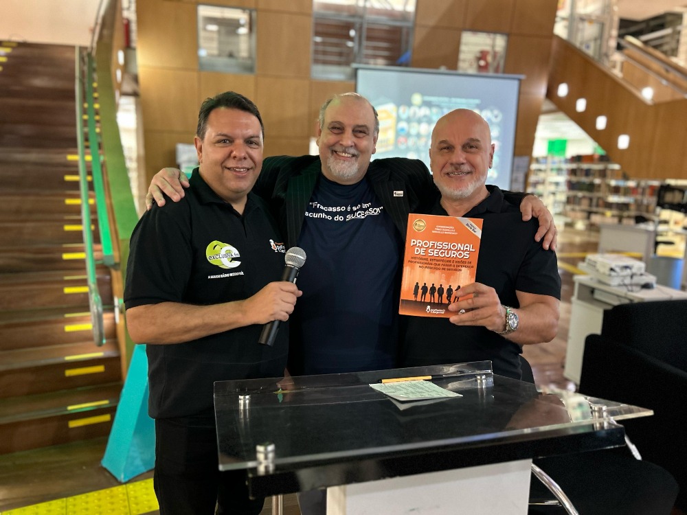 Noite de autógrafos do livro Profissional de Seguros reúne mais de 100 pessoas em São Paulo