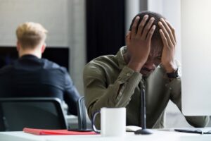 Empregados do Varejo e da Saúde são mais vulneráveis a sofrimento psicológico no trabalho, mostra levantamento da Alper