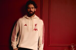 AXA no Brasil celebra 10 anos com nova campanha estrelada por Alisson Becker