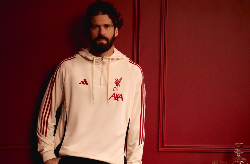 AXA no Brasil celebra 10 anos com nova campanha estrelada por Alisson Becker