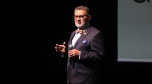 Flertando com os desinteressados: o desafio de vender seguros e propósito em um mundo distraído