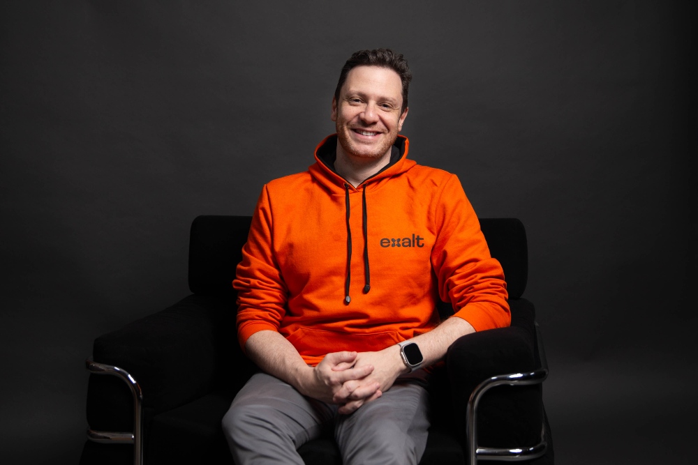 Grupo Exalt cresce 67% em prêmios por adesão em 2025