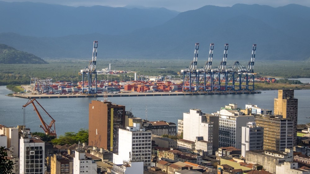 Explosão no Porto de Santos alerta sobre responsabilidades no transporte de cargas perigosas, avalia professor da Conhecer Seguros