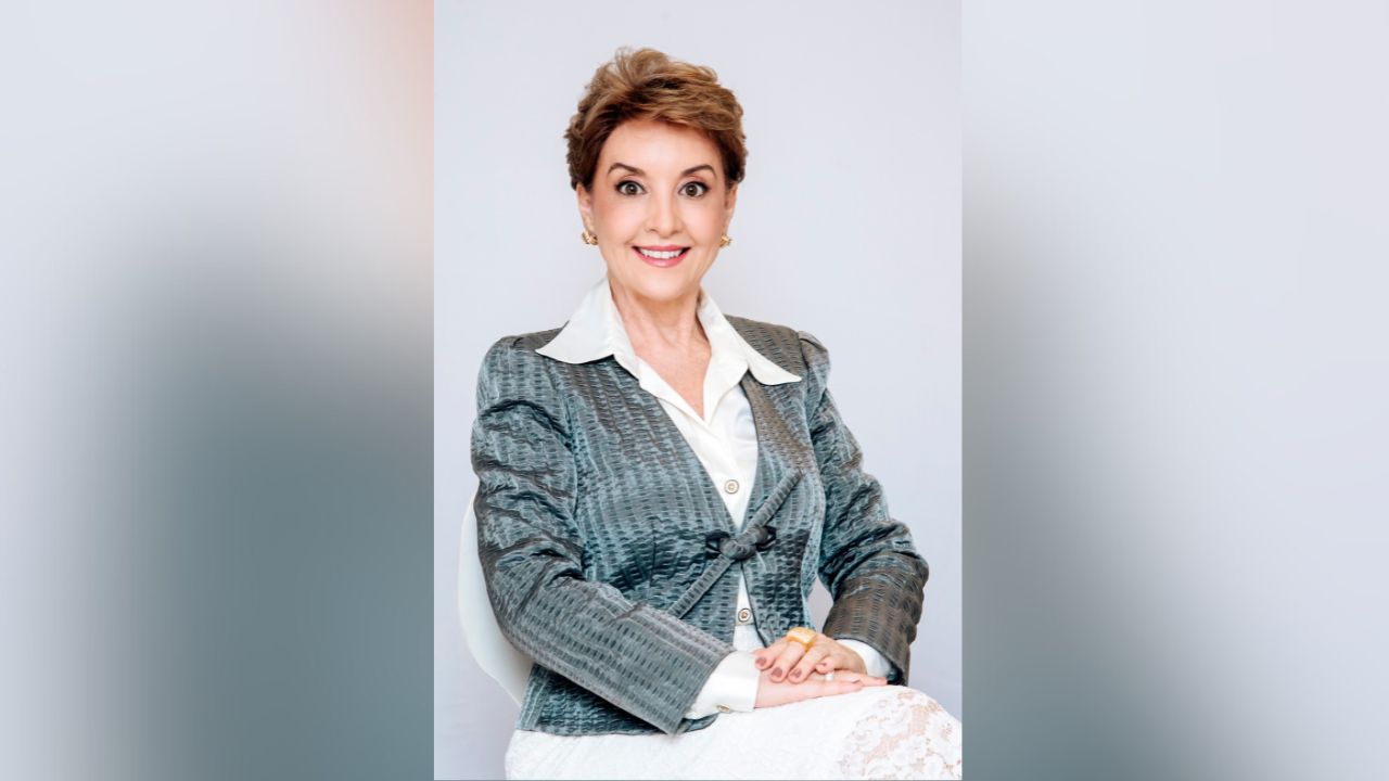 Regina Lacerda recebe Moção de Louvor do Sincor-DF em sessão solene na Câmara Legislativa