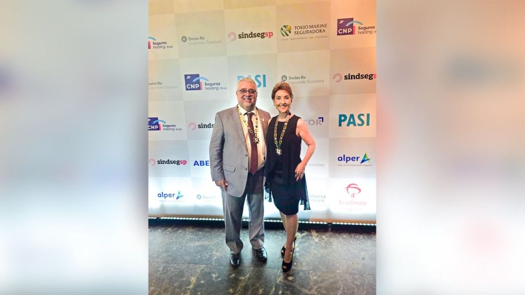 Regina Lacerda prestigia posse do presidente do SINCOR/DF em Noite Acadêmica da ANSP