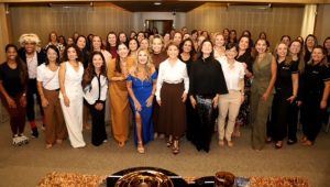 Regina Lacerda emociona público em Talk Show do SindSeg MG/GO/MT/DF com história de propósito e superação