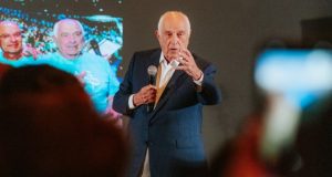 “Eu vou continuar sonhando”, afirma Nilton Molina em comemoração de seus 90 anos   