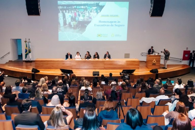 Sessão Solene homenageia executivas do mercado de seguros de Brasília