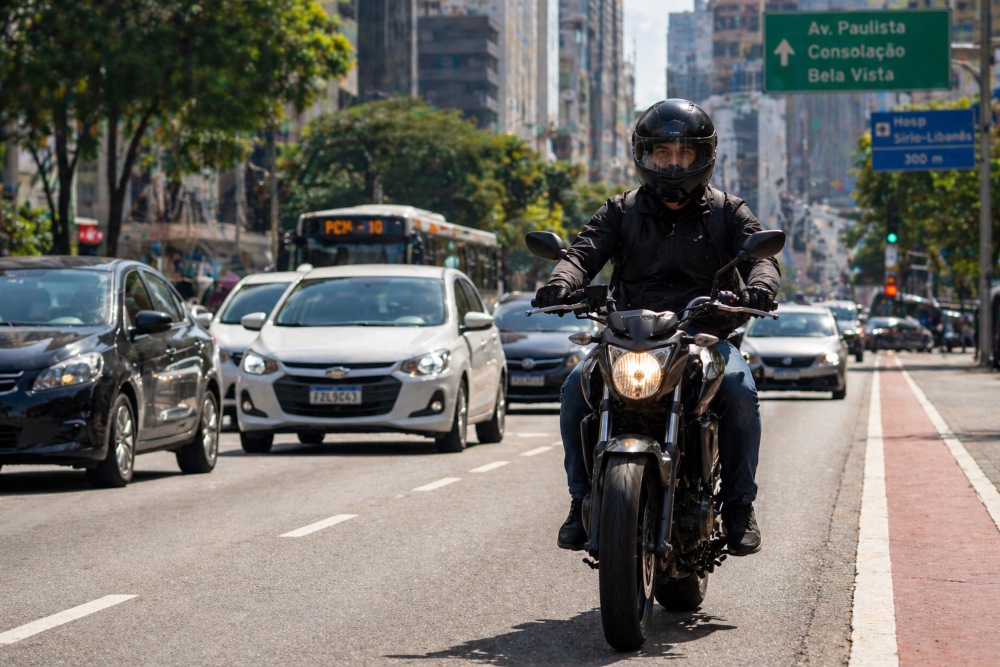 Valor do seguro de moto cai ao menor nível já registrado e lidera ajuste do setor