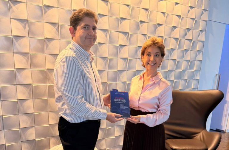 Regina Lacerda representa CESB e Rainha Seguros em encontro com a presidência da Allianz Brasil