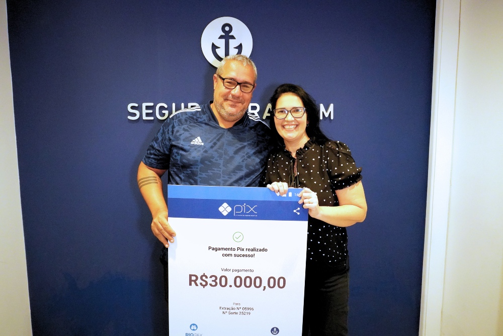 “Foi uma grande surpresa”: cliente da Seguradora ALM recebe prêmio do Pix Premiado e planeja investir no futuro das filhas