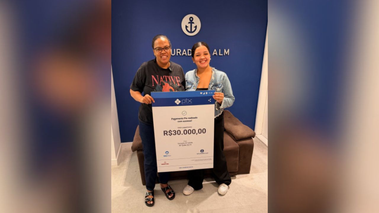 "Soube e fiquei assustada, mas feliz": cliente da Seguradora ALM é sorteada no Pix Premiado de julho