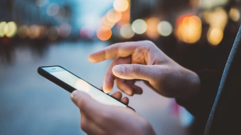 Alper Seguros alerta para a busca por proteção contra golpes digitais e transações indevidas em celulares